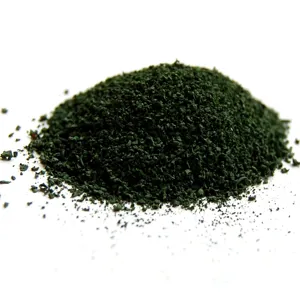 Đống bột mịn màu xanh lục trên nền trắng