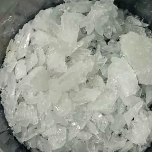 Tinh thể muối sunfat màu trắng trong cốc thủy tinh