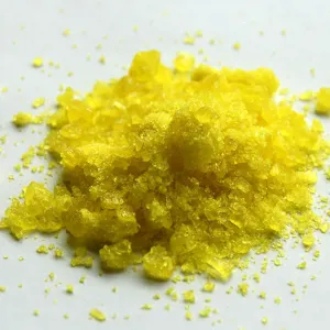 Tinh thể nitrophenol màu vàng trên nền trắng