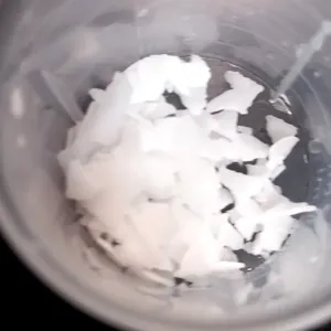 Potassium Hydroxide (KOH ≥ 90%) dạng rắn – Nguyên liệu kiềm mạnh để hòa tan NAA, IBA, 6-BA và nâng pH dung dịch
