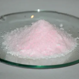 Bột mangan sulfate màu hồng nhạt trên mặt kính đồng hồ