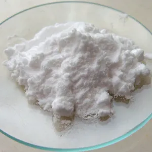 Bột trắng mịn trên mặt kính đồng hồ